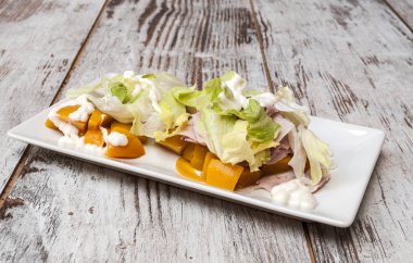 Beyaz arkaplan ile çevrili salata