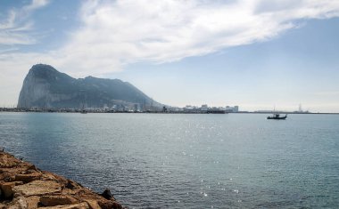 Okyanustan gelen Cebelitarık Kayası