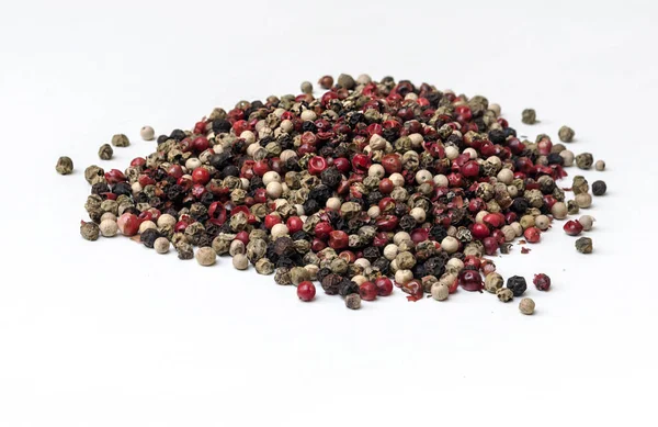 Peppercorns Cercado Por Fundo Branco — Fotografia de Stock