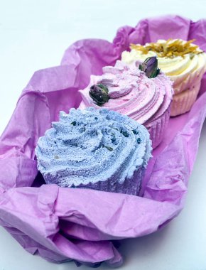 Kekler beyaz arkaplanla çevrili