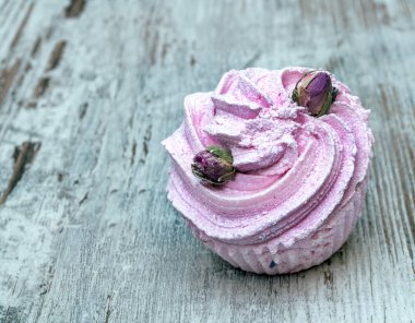 Kekler kırsal arkaplanla çevrili