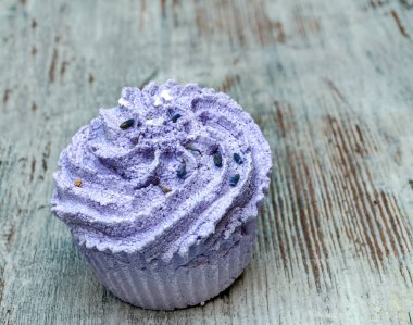 Kekler kırsal arkaplanla çevrili