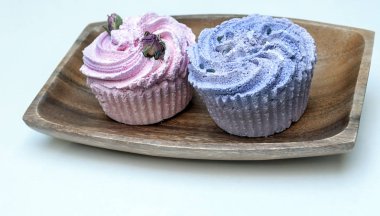 Kekler beyaz arkaplanla çevrili