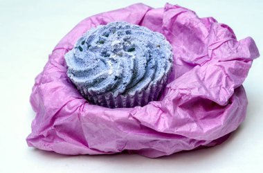 Kekler beyaz arkaplanla çevrili