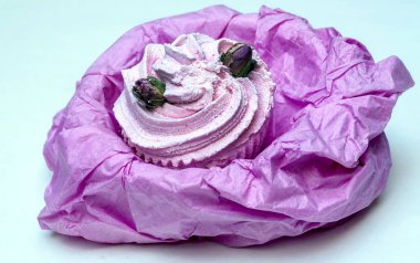 Kekler beyaz arkaplanla çevrili