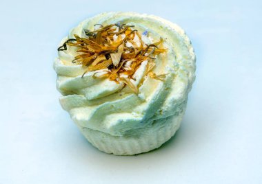 Kekler beyaz arkaplanla çevrili