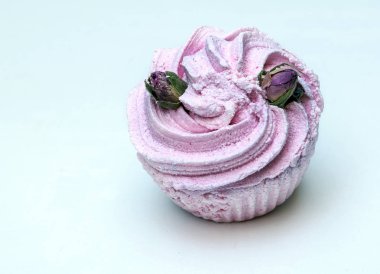 Kekler beyaz arkaplanla çevrili