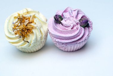 Kekler beyaz arkaplanla çevrili