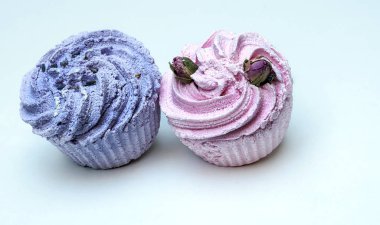 Kekler beyaz arkaplanla çevrili