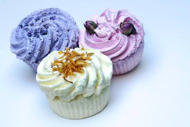 Kekler beyaz arkaplanla çevrili