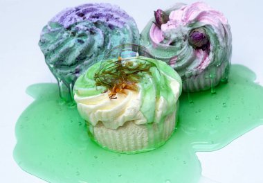 Kekler beyaz arkaplanla çevrili