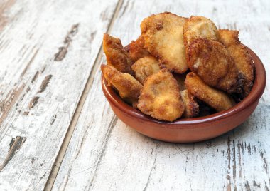 Köy zeminiyle çevrili turta eti