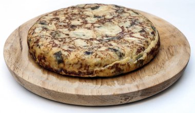 Beyaz arka planla çevrili İspanyol tortillası
