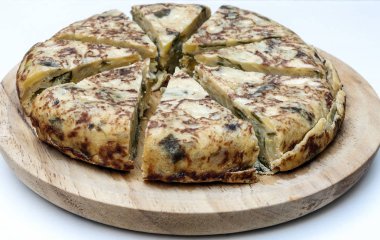 Beyaz arka planla çevrili İspanyol tortillası