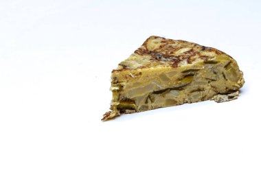 Beyaz arka planla çevrili İspanyol tortillası