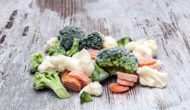 Sebzeler, çevrili bir tabakta servis edilir.