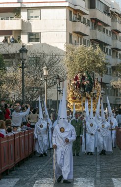 Bir Jerez De La Frontera, İspanya - Nisan 2014. Kutsal hafta sokaklarda Tur alayı.
