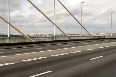 Sevilla 'daki Guadalquivir nehri üzerindeki demir köprü.
