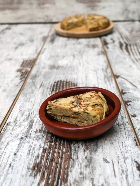 Spanische Tortilla Umgeben Von Rustikalem Hintergrund — Stockfoto