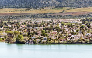 İspanya 'da Arcos de la Frontera' da evleri olan göl