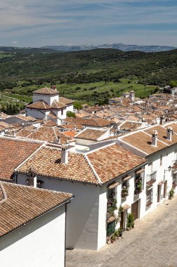 Grazalema 'nın beyaz evleri İspanya' da dağlarla çevrili.