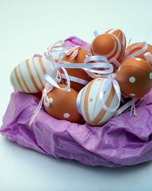 Beyaz arka planla çevrili Paskalya yumurtaları