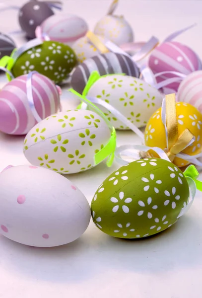 Huevos Pascua Rodeados Fondo Blanco — Foto de Stock