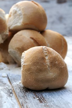 Kırsal arkaplanla çevrili ekmek