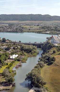İspanya 'da Arcos de la Frontera' da evleri olan göl