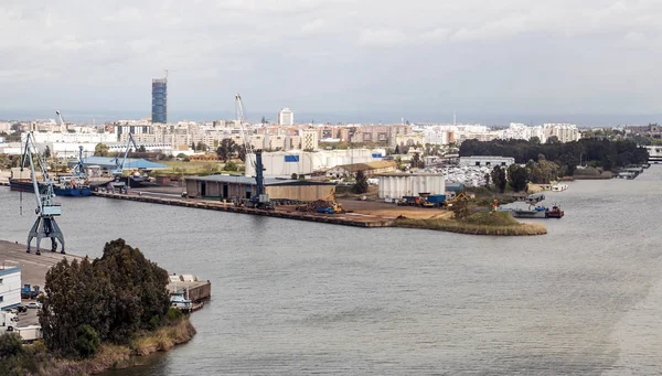 西班牙瓜达尔基维尔河上的塞维利亚港 — 图库照片