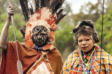 Nakuru, Kenya - 2014 olabilir: Kenya savaşçı ile geleneksel olarak yüz, Gölü Nakuru Milli Parkı rezerv yakın yerel halkın günlük yaşam Dergisi'nin portresini
