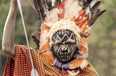 Nakuru, Kenya - 2014 olabilir: Kenya savaşçı ile geleneksel olarak yüz, Gölü Nakuru Milli Parkı rezerv yakın yerel halkın günlük yaşam Dergisi'nin portresini