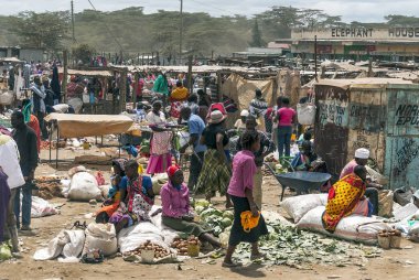 Kenya, Afrika - 2014 olabilir. Açık havada satın insanlar ile Kenya pazarı.