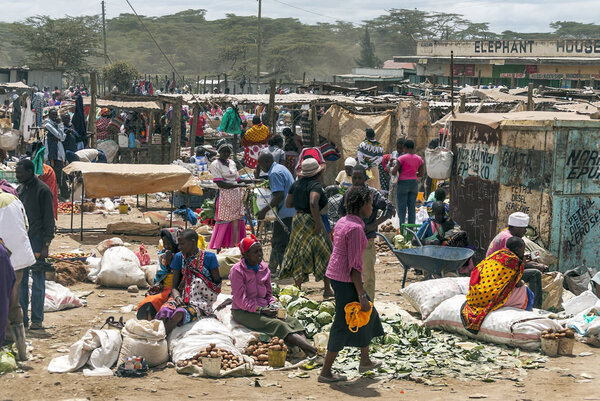 Кения, Африка - май 2014 года. Рынок в Кении с людьми, покупающими на открытом воздухе
.