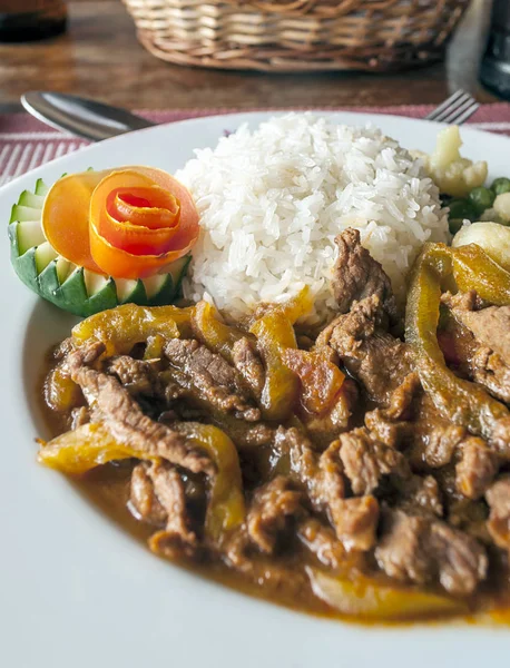 Weißer Reis Mit Kalbfleisch Auf Einem Teller Serviert — Stockfoto