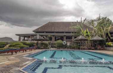 Afrika savanasında turistler için havuzlu bir kulübe.