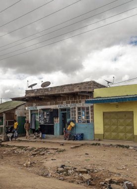 Naivasha, Kenya - Mayıs, 2014: Yayalar Naivasha Kenya, tipik alışveriş sokak sahne