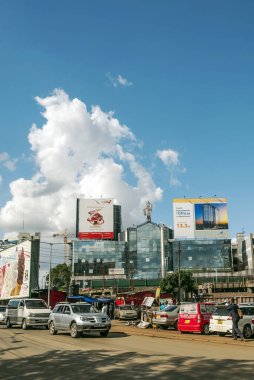 Nairobi, Kenya - Mayıs 2014.Street sahne Nairobi. Arabalar ve insanlar sokakta. Arka planda orada binalar, dükkanlar ve reklam panoları.