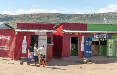 Naivasha, Kenya - Mayıs, 2014: Yayalar Naivasha Kenya, tipik alışveriş sokak sahne