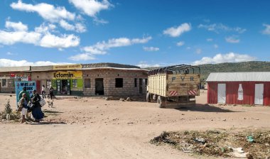 Naivasha, Kenya - Mayıs, 2014: Yayalar Naivasha Kenya, tipik alışveriş sokak sahne