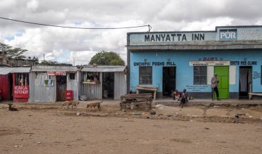 Naivasha, Kenya - Mayıs, 2014: Yayalar Naivasha Kenya, tipik alışveriş sokak sahne