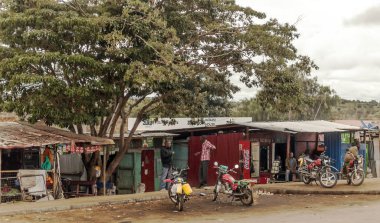 Naivasha, Kenya - Mayıs, 2014: Yayalar Naivasha Kenya, tipik alışveriş sokak sahne