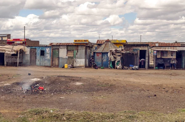 肯尼亚奈瓦沙 2014年5月 肯尼亚奈瓦沙典型的与行人的购物街场景 — 图库照片