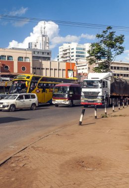 Nairobi, Kenya - Mayıs 2014.Street sahne Nairobi. Arabalar ve insanlar sokakta. Arka planda orada binalar, dükkanlar ve reklam panoları.