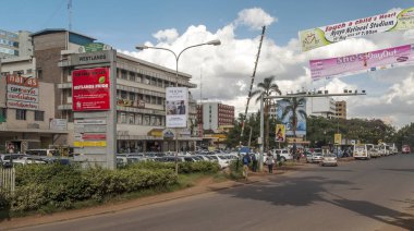 Nairobi, Kenya - Mayıs 2014.Street sahne Nairobi. Arabalar ve insanlar sokakta. Arka planda orada binalar, dükkanlar ve reklam panoları.