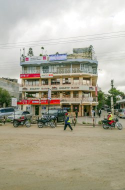 Nairobi, Kenya - Mayıs 2014.Street sahne Nairobi. Arabalar ve insanlar sokakta. Arka planda orada binalar, dükkanlar ve reklam panoları.