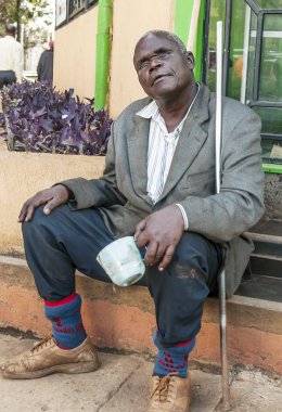 Kenya Nairobi - Mayıs 2014. Sokakta oturan bir Afro-Amerikan dilenci kör adam Street portresi 