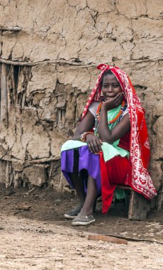 Masai Mara, Kenya - Mayıs 201: Küçük tanımlanamayan Kenya çocuk Masai kabilesinden Masai Mara, Kenya ünlü Ulusal Rezerv parklarından biri olan basit ve kirli kıyafetlerle ile giyinmiş