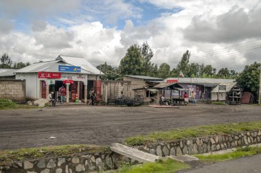 Mzumbe, Tanzanya - Mayıs, 2014: Sokak pazar Tanzanya küçük bir köyde.