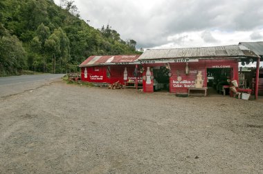 Mzumbe, Tanzanya - Mayıs, 2014: Sokak pazar Tanzanya küçük bir köyde.